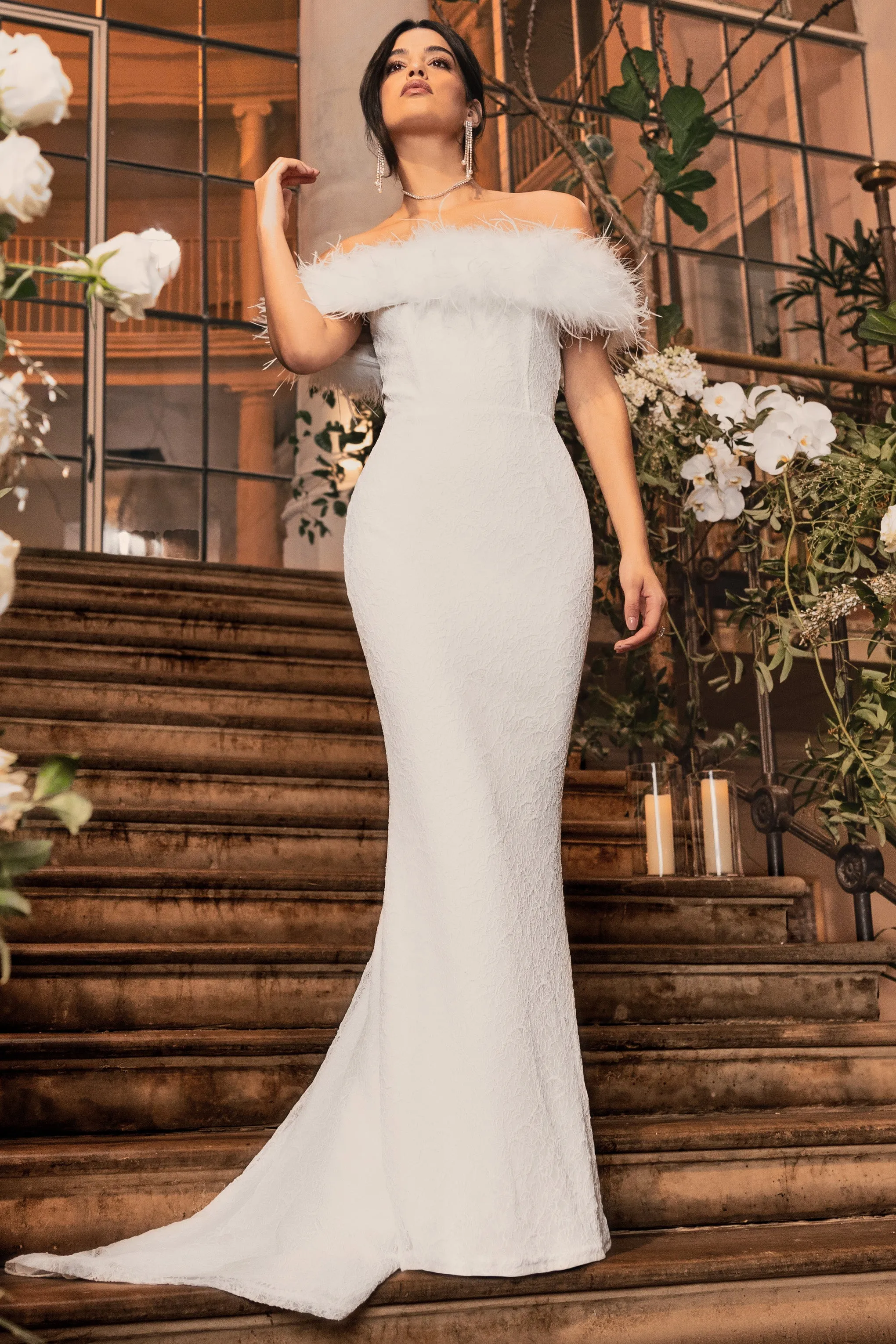 Idyll | Robe longue blanche en dentelle sirene Bardot avec plumes