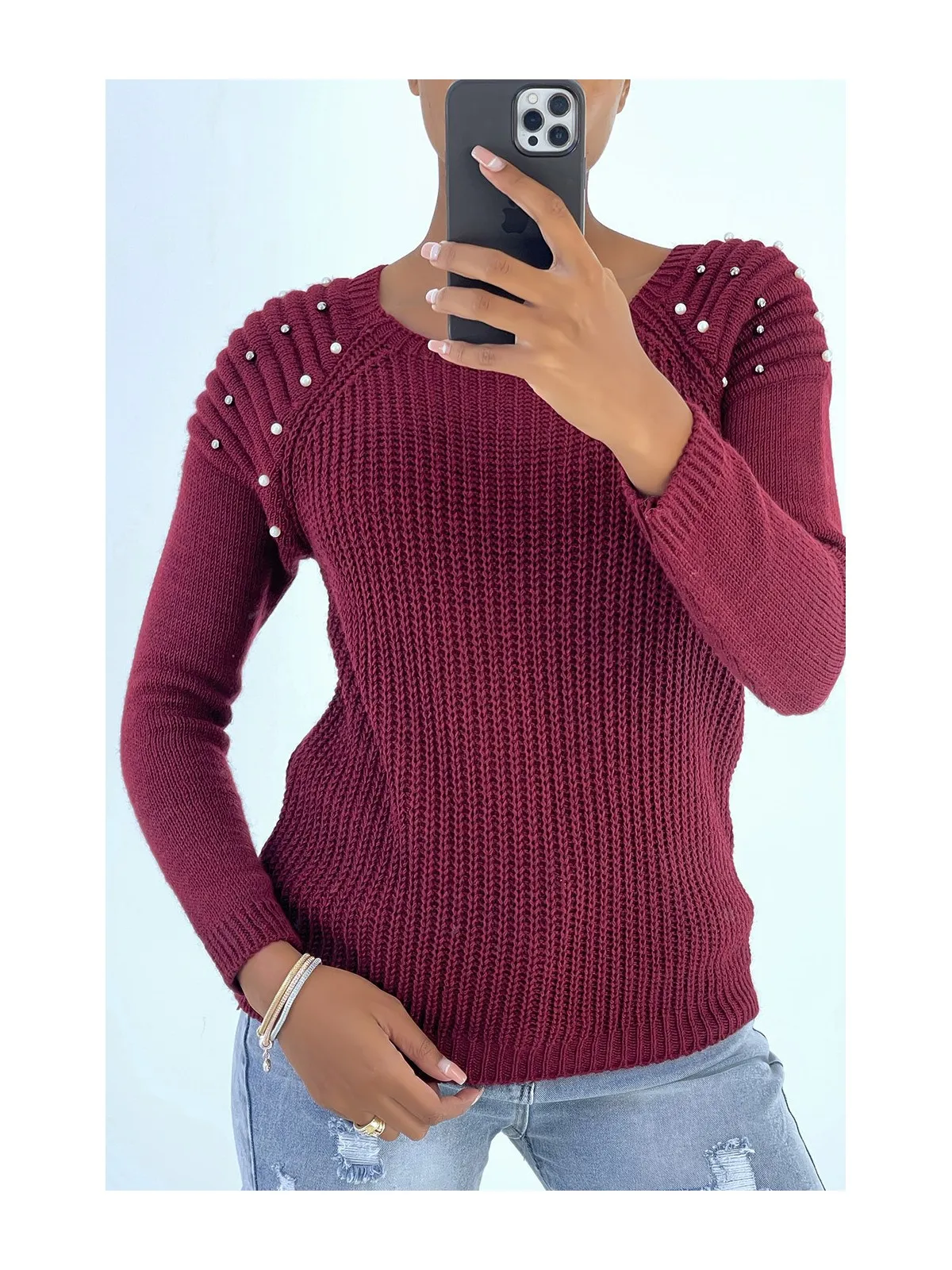 Joli pull bordeaux épaules bombé style motard avec perles