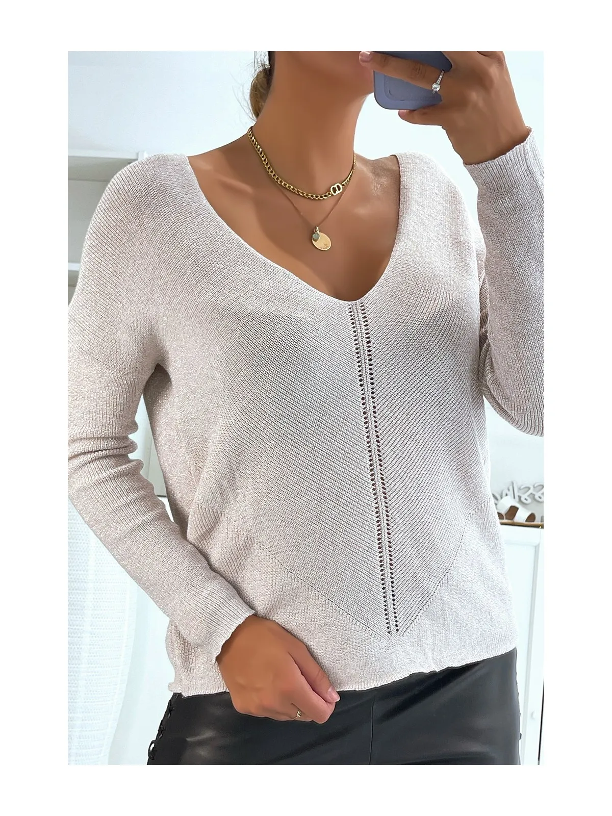 Pull col V gris brillant à détail ligne ajourée