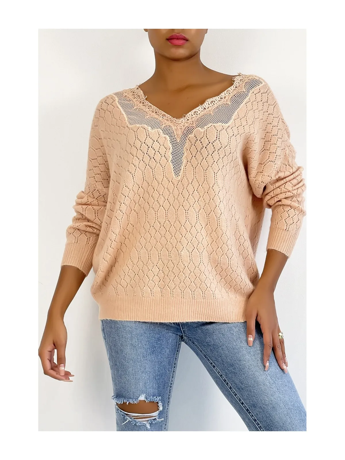 Pull rose tombant et très doux avec joli motif en dentelle au buste