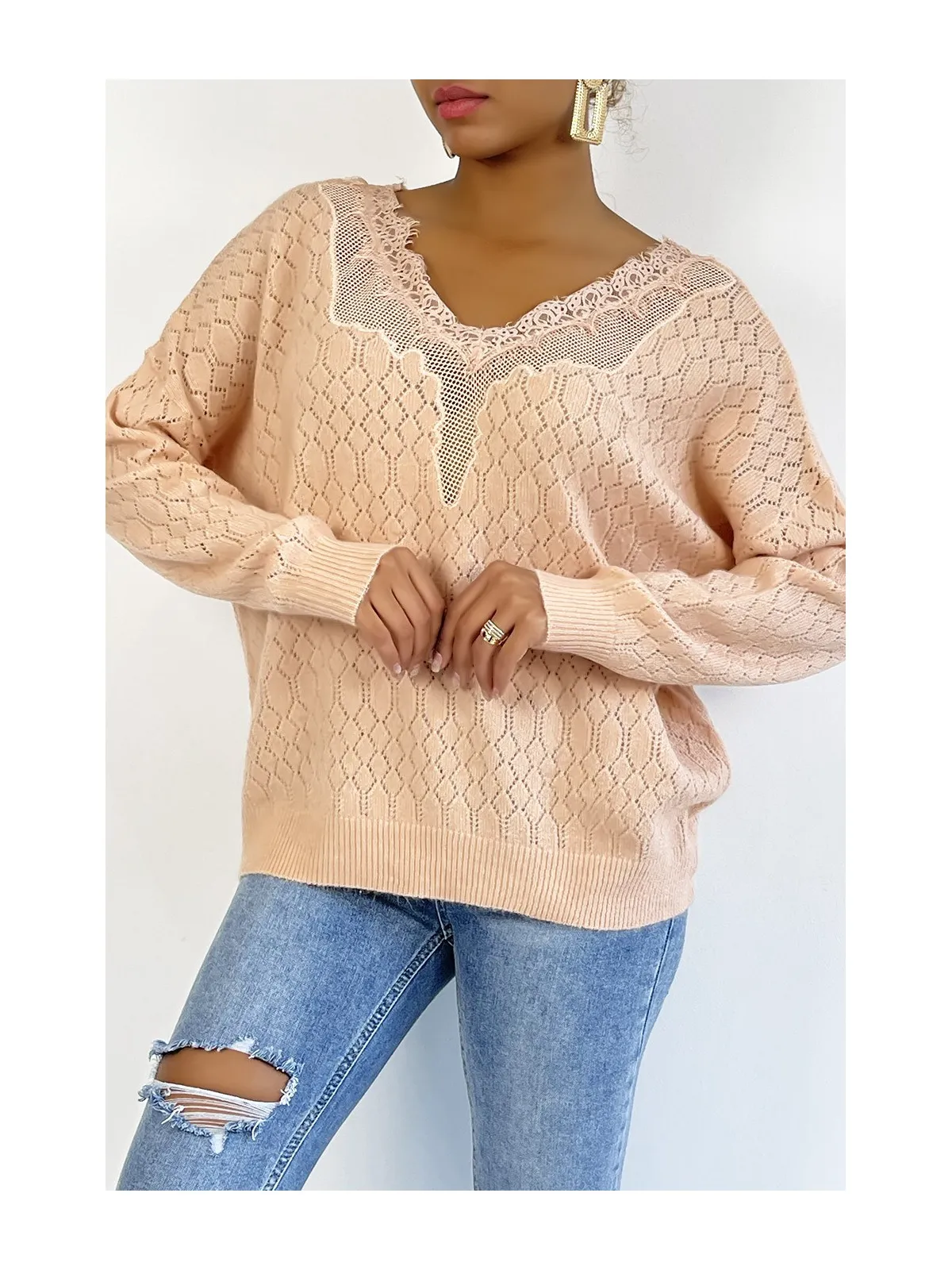 Pull rose tombant et très doux avec joli motif en dentelle au buste