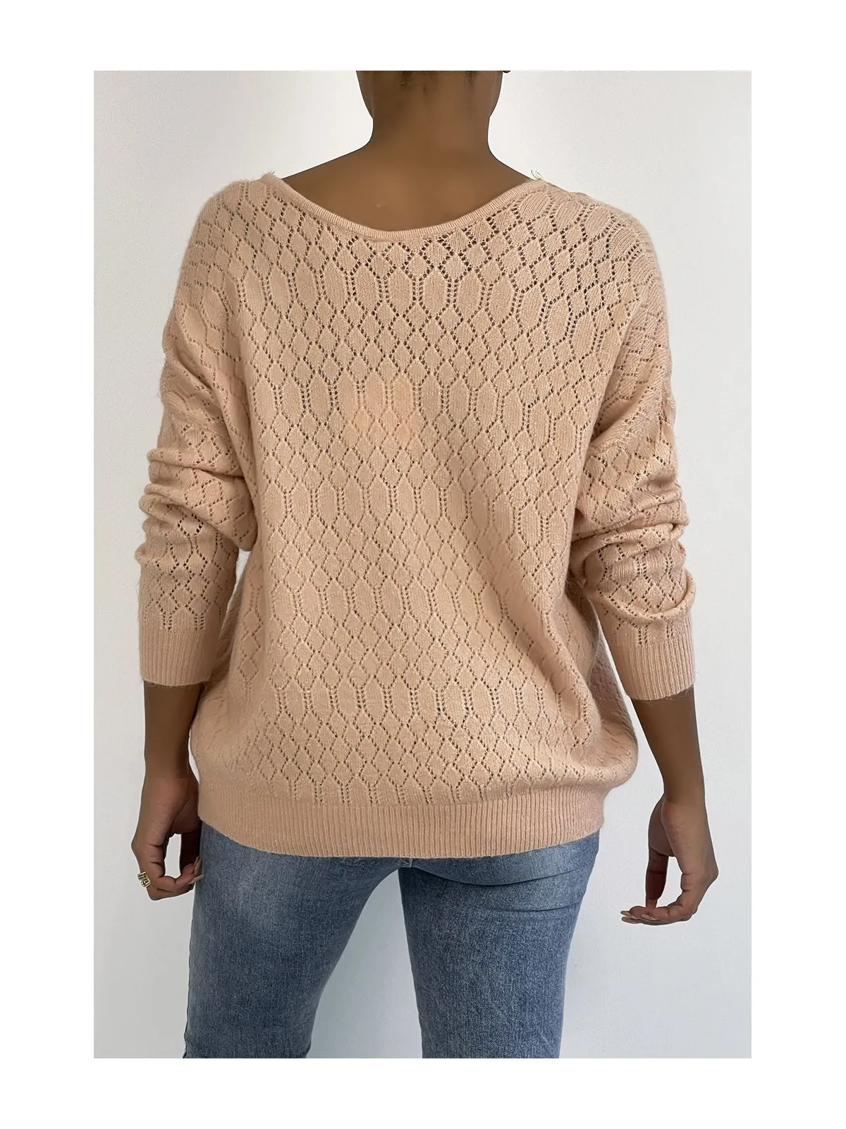 Pull rose tombant et très doux avec joli motif en dentelle au buste