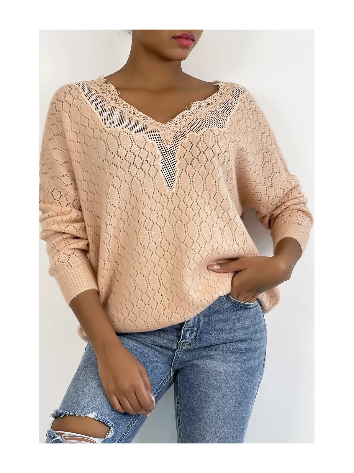 Pull rose tombant et très doux avec joli motif en dentelle au buste