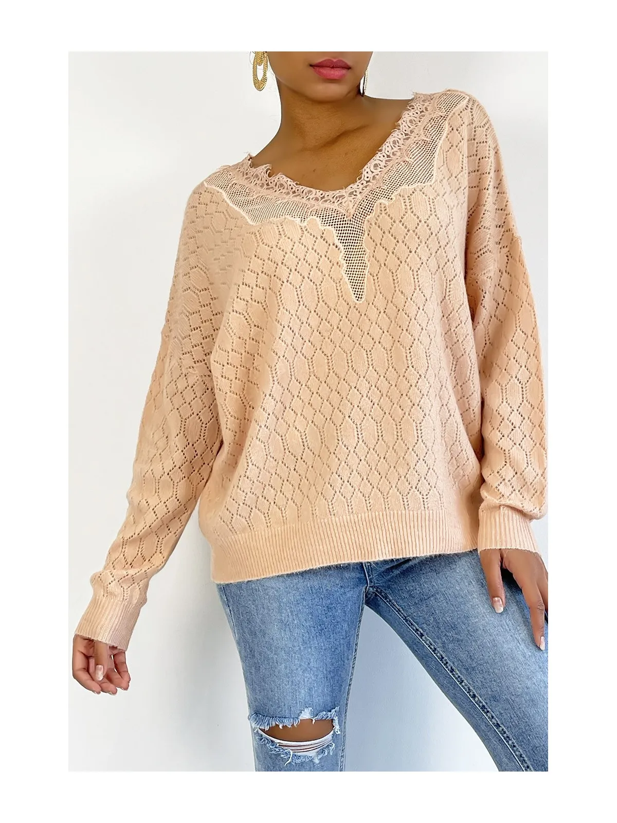 Pull rose tombant et très doux avec joli motif en dentelle au buste