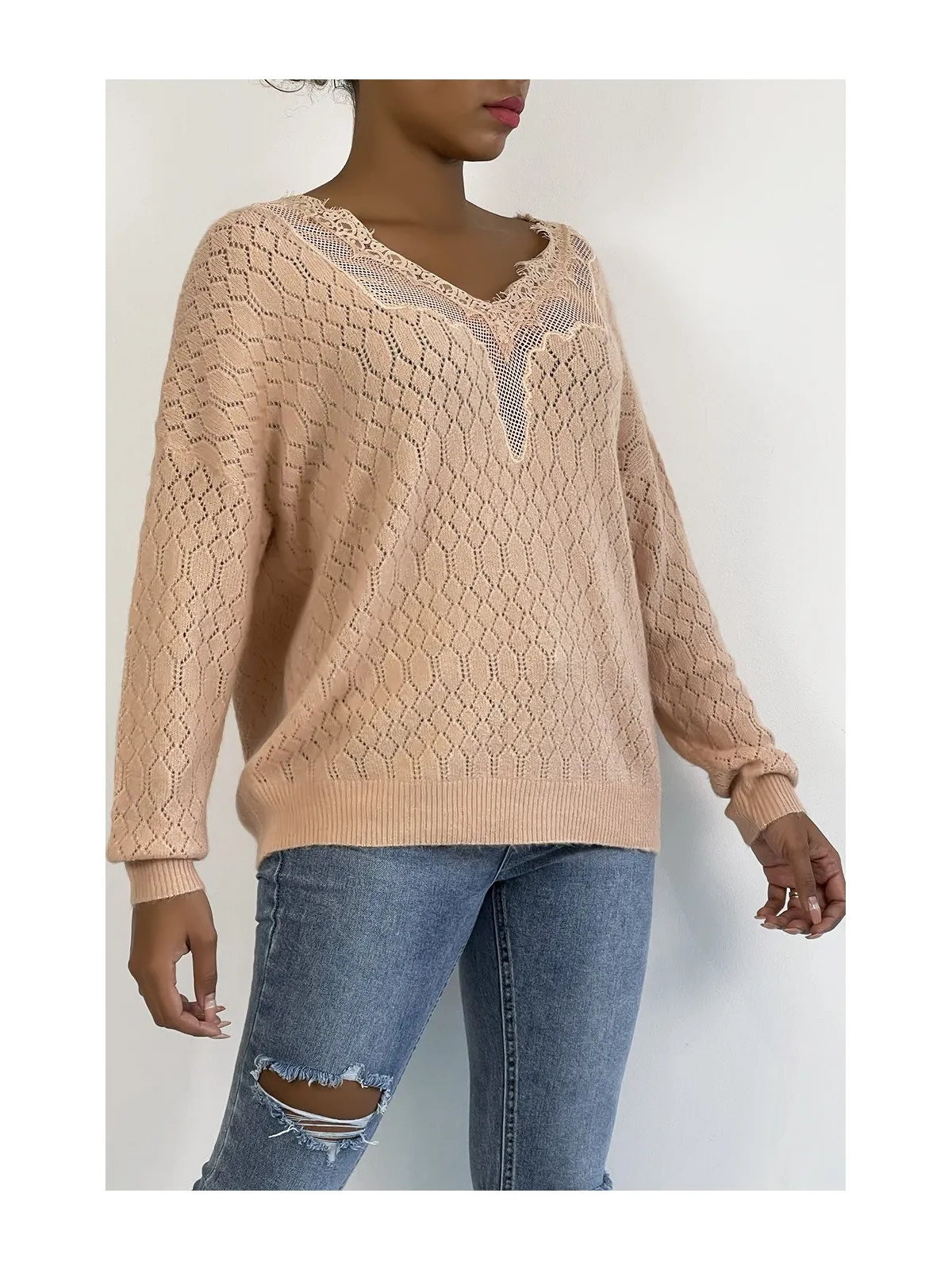 Pull rose tombant et très doux avec joli motif en dentelle au buste