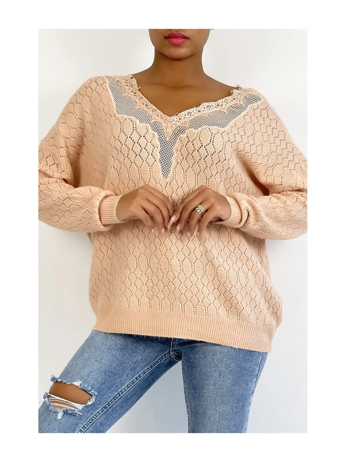 Pull rose tombant et très doux avec joli motif en dentelle au buste