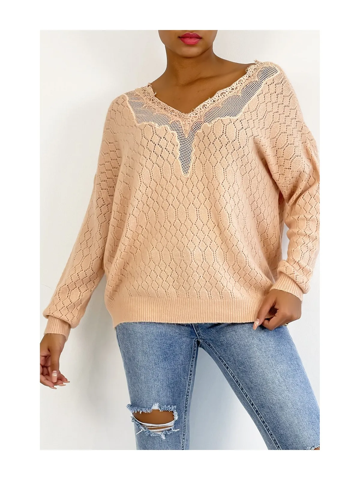 Pull rose tombant et très doux avec joli motif en dentelle au buste