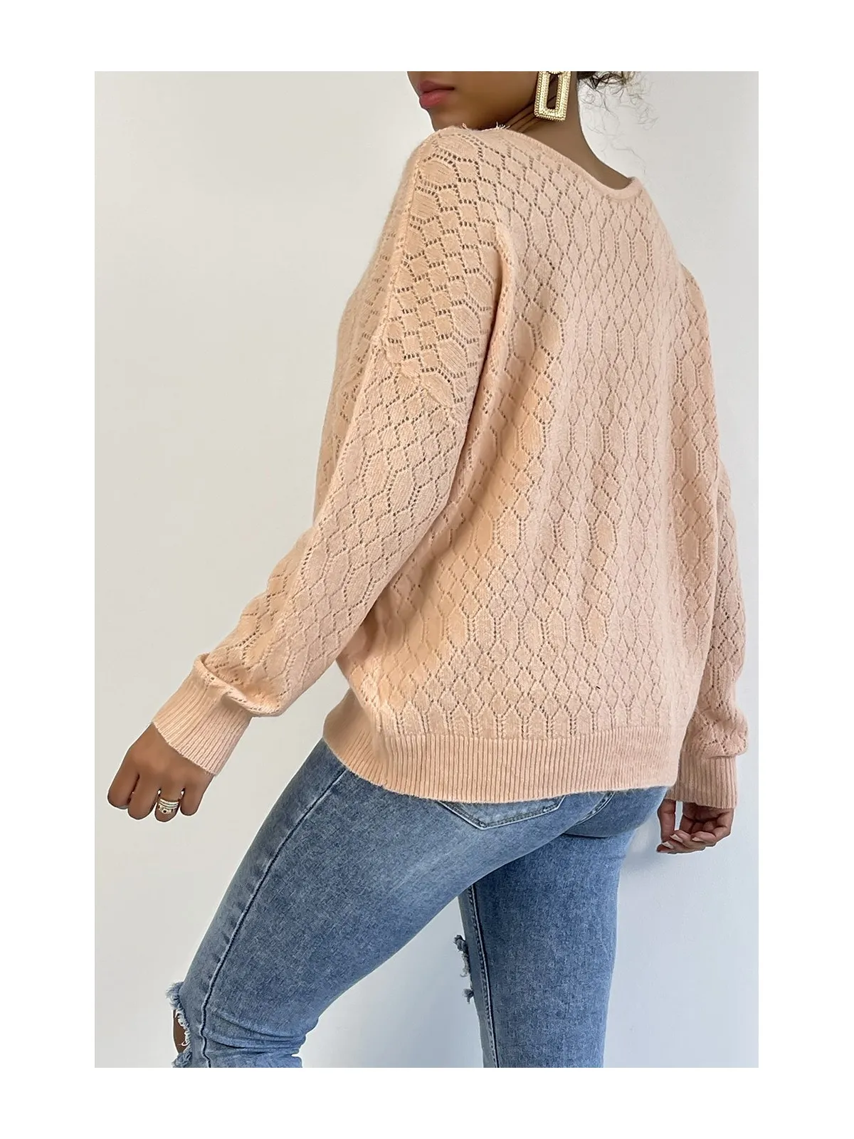 Pull rose tombant et très doux avec joli motif en dentelle au buste