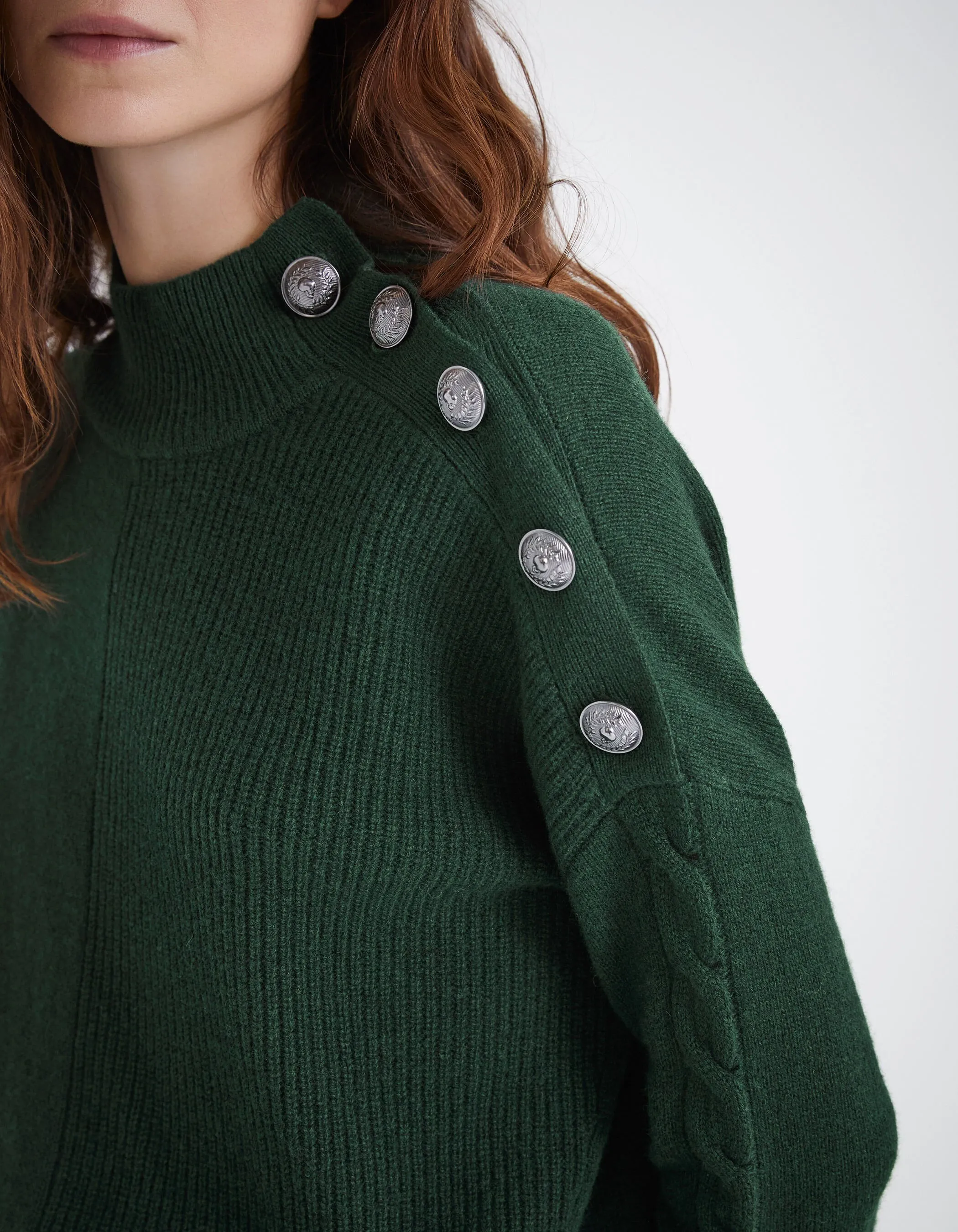 Pull vert tricot avec boutons gravés sur l'épaule Femme