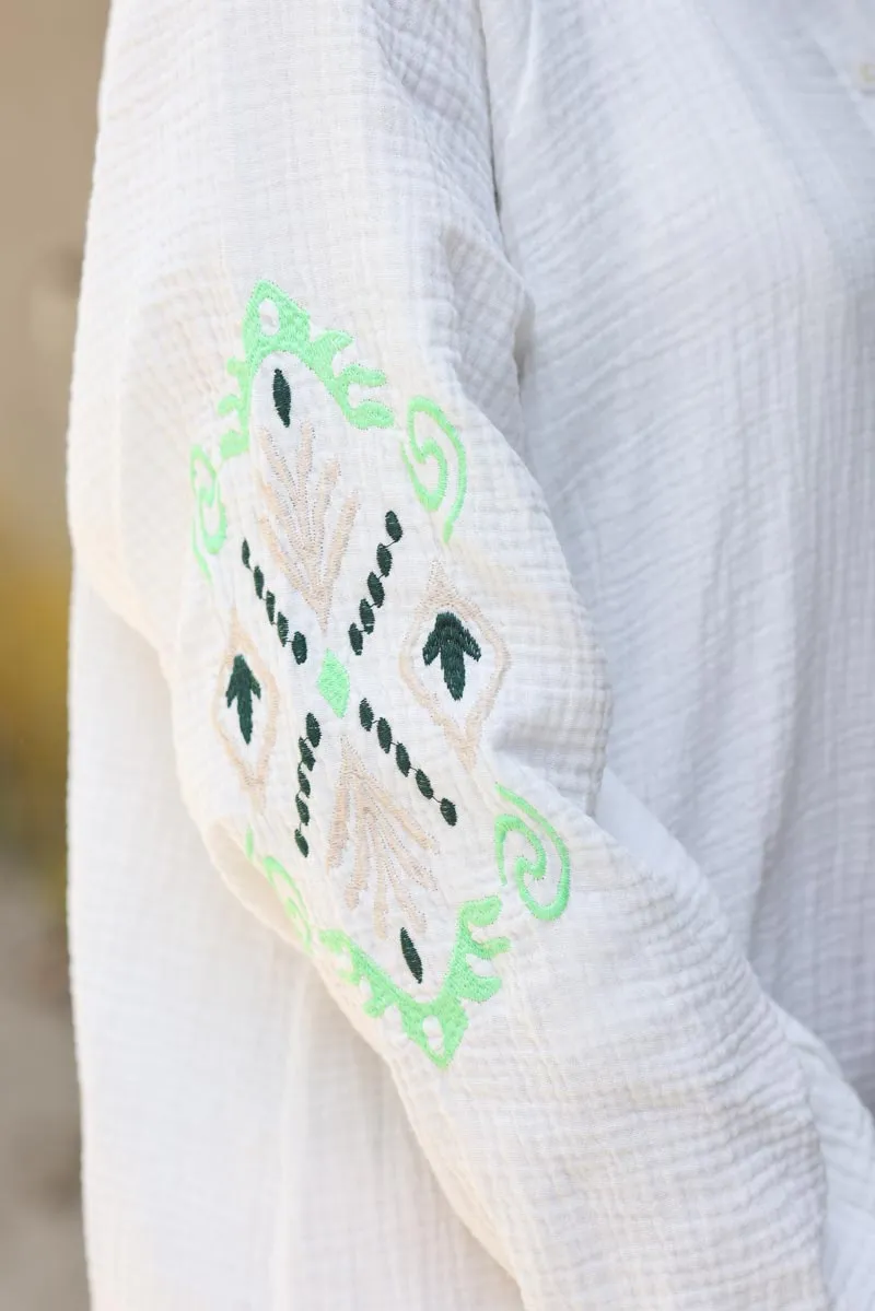 Robe boutonnée en gaze de coton blanc broderie orientale verte aux coudes