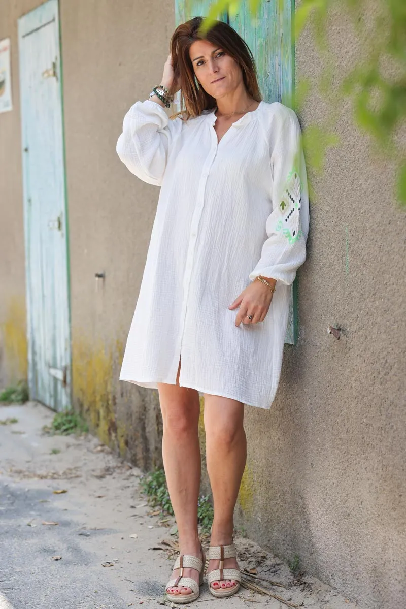 Robe boutonnée en gaze de coton blanc broderie orientale verte aux coudes