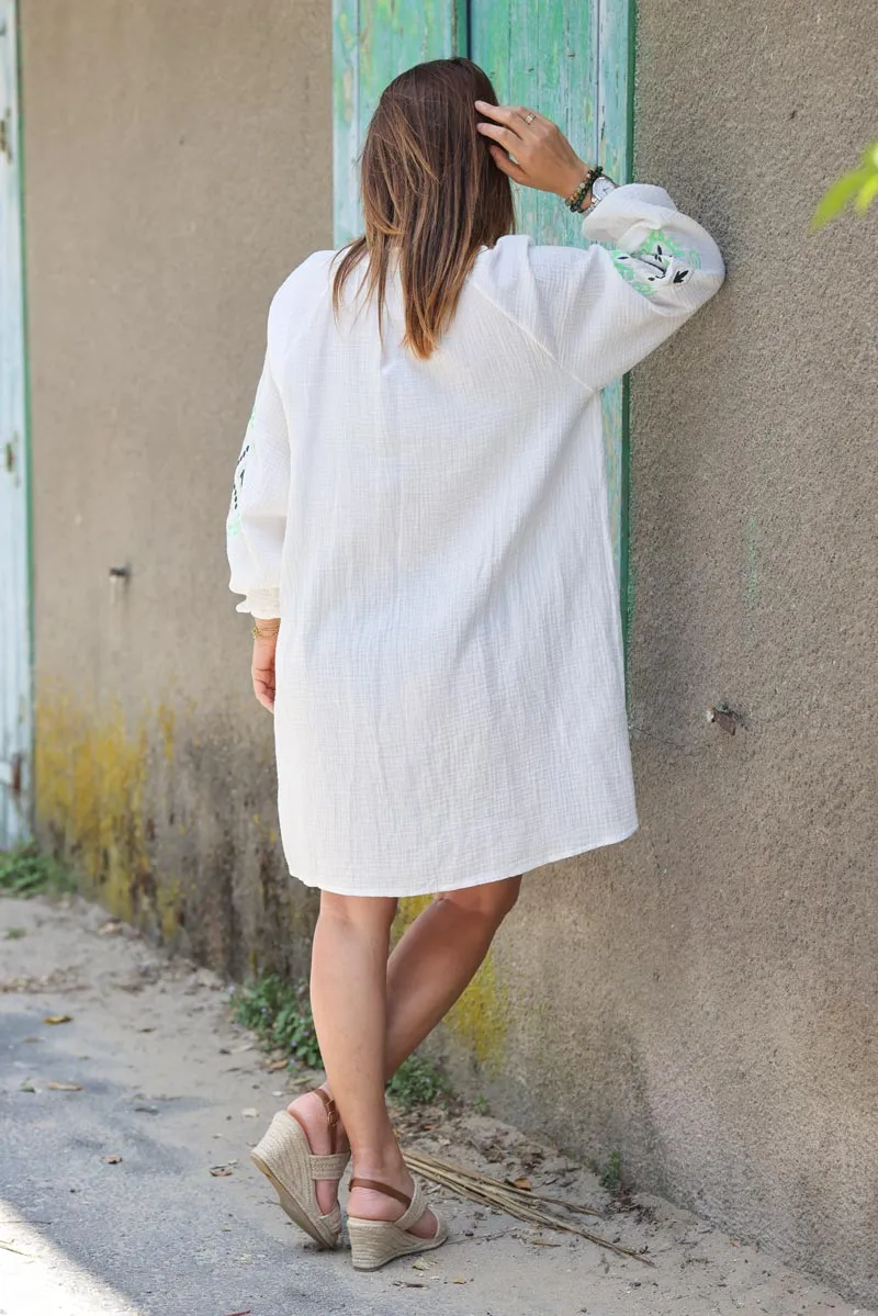 Robe boutonnée en gaze de coton blanc broderie orientale verte aux coudes