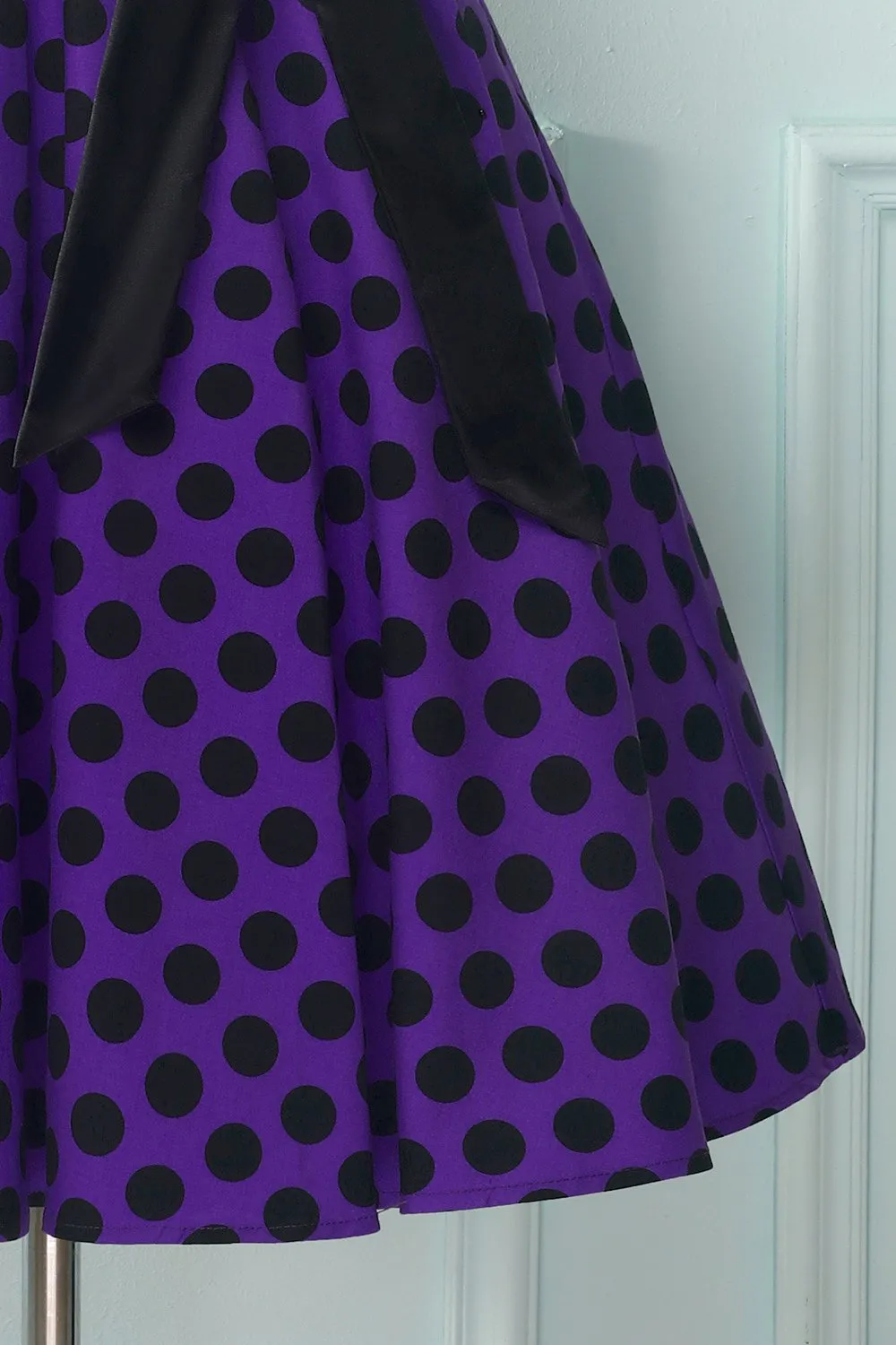 Robe dos nu violet à pois noirs