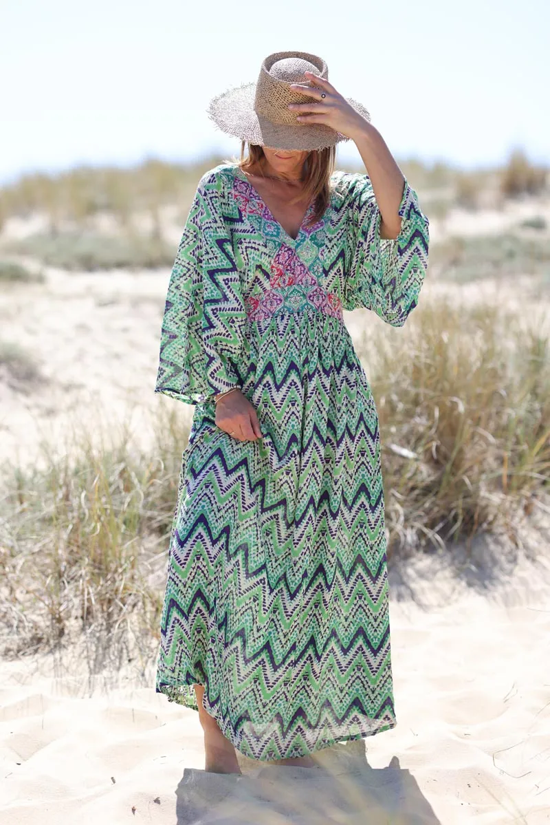 Robe longue verte fluide effet crêpe imprime chevrons et paisley manches papillons