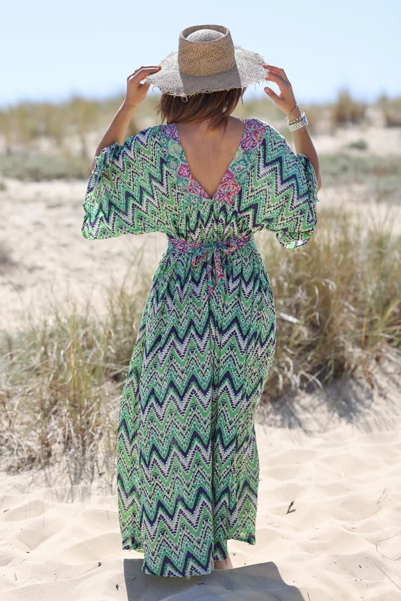 Robe longue verte fluide effet crêpe imprime chevrons et paisley manches papillons