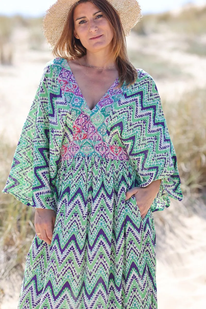 Robe longue verte fluide effet crêpe imprime chevrons et paisley manches papillons