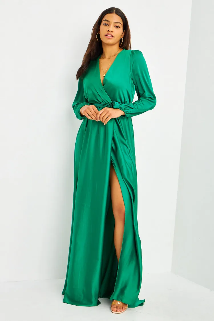 Robe longue verte satinée ceinturée