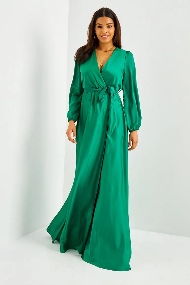 Robe longue verte satinée ceinturée