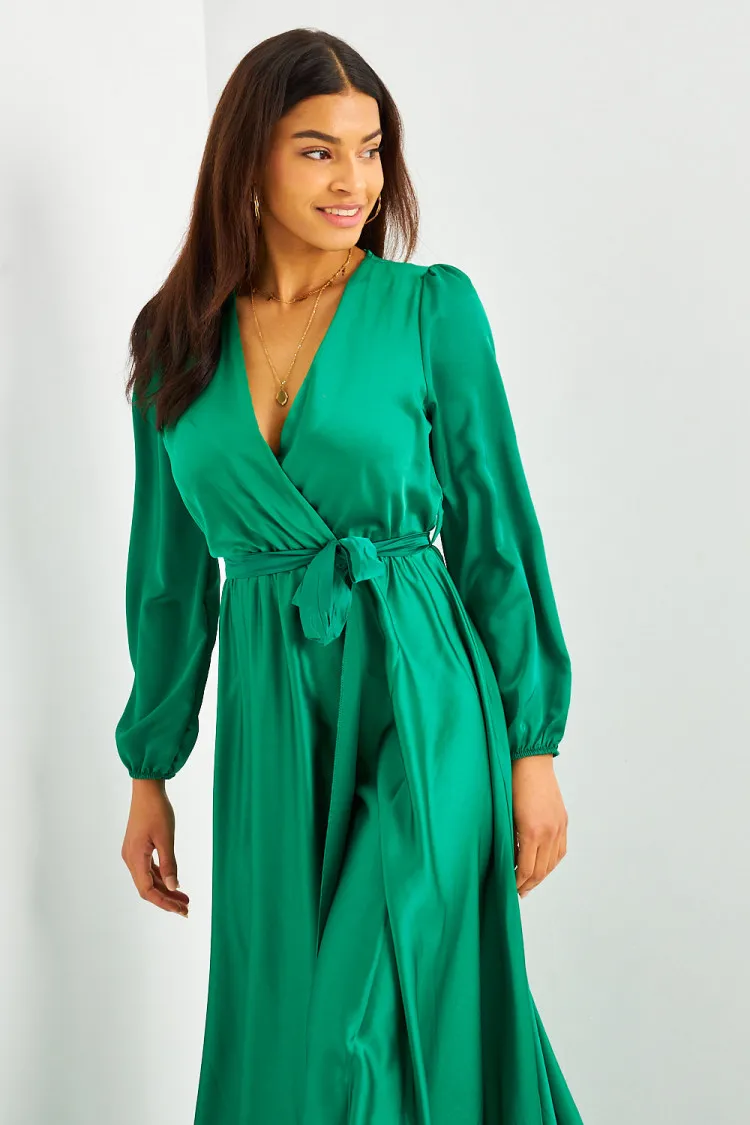 Robe longue verte satinée ceinturée