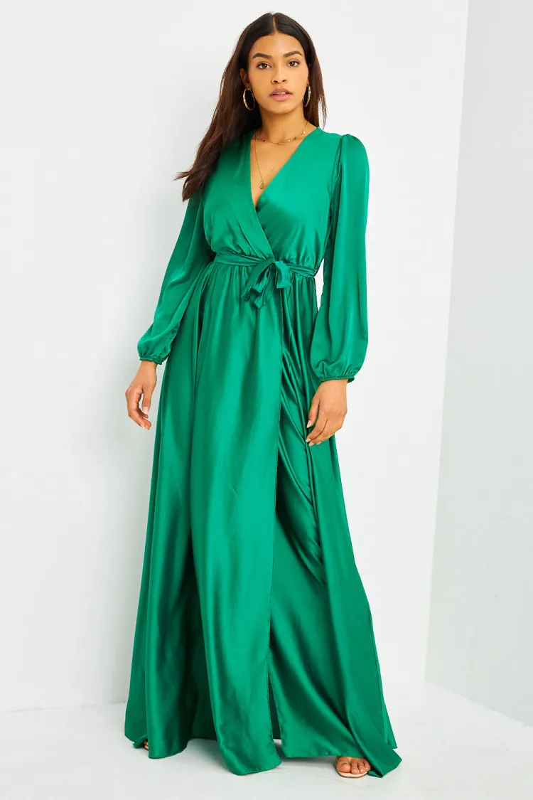 Robe longue verte satinée ceinturée