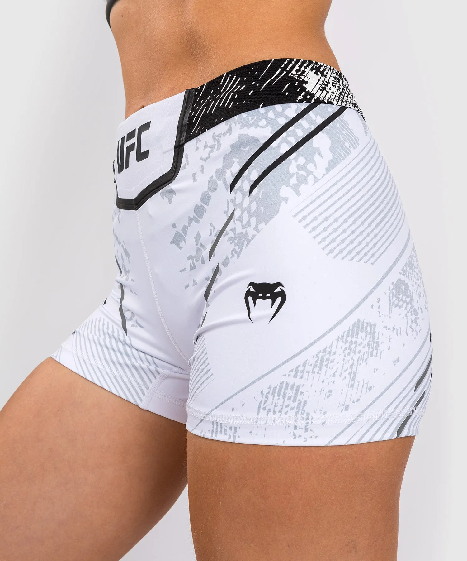 Shorts Vale Tudo Short Fit pour Femmes UFC Adrenaline by Venum Authentic Fight Night - Blanc