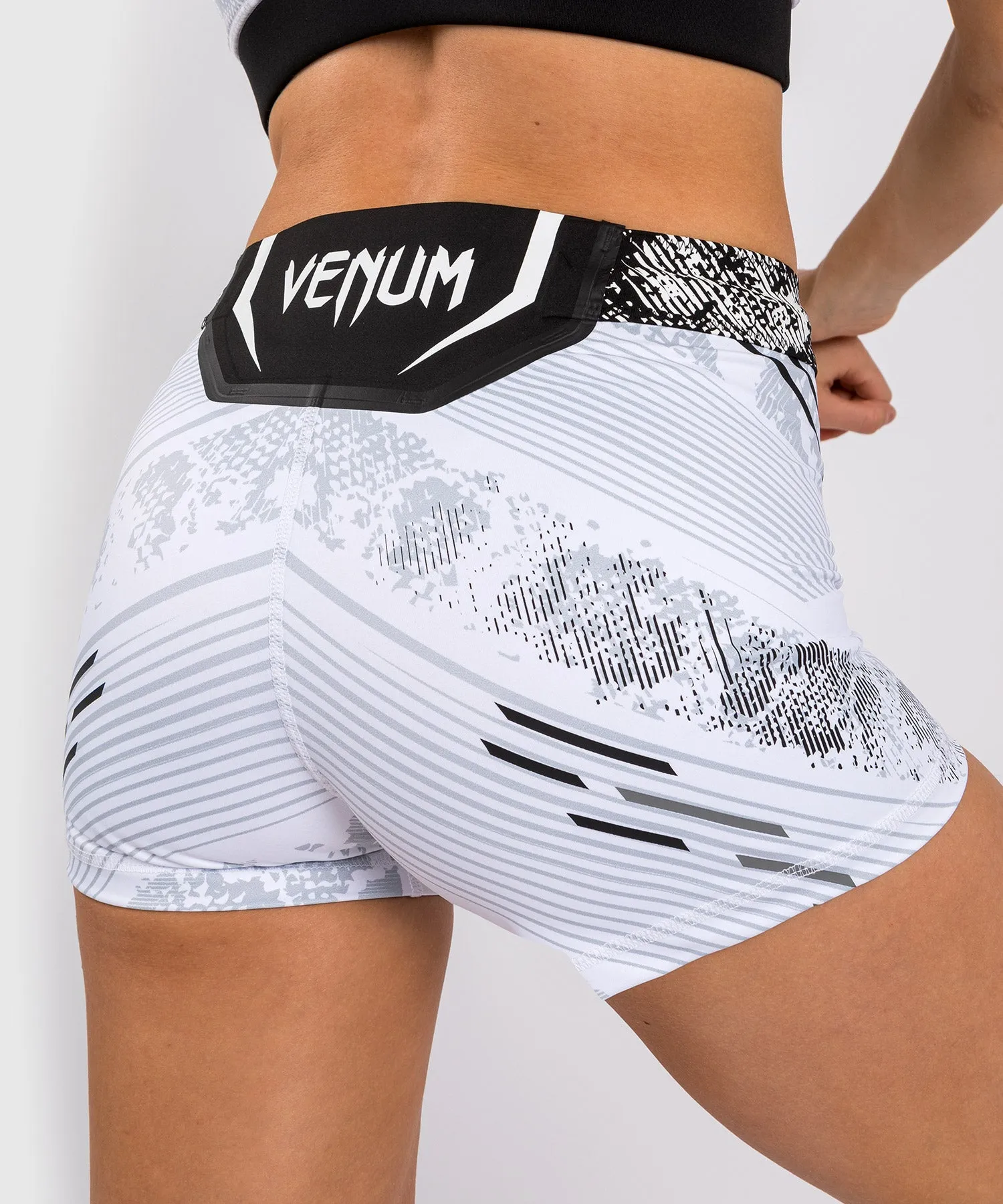 Shorts Vale Tudo Short Fit pour Femmes UFC Adrenaline by Venum Authentic Fight Night - Blanc