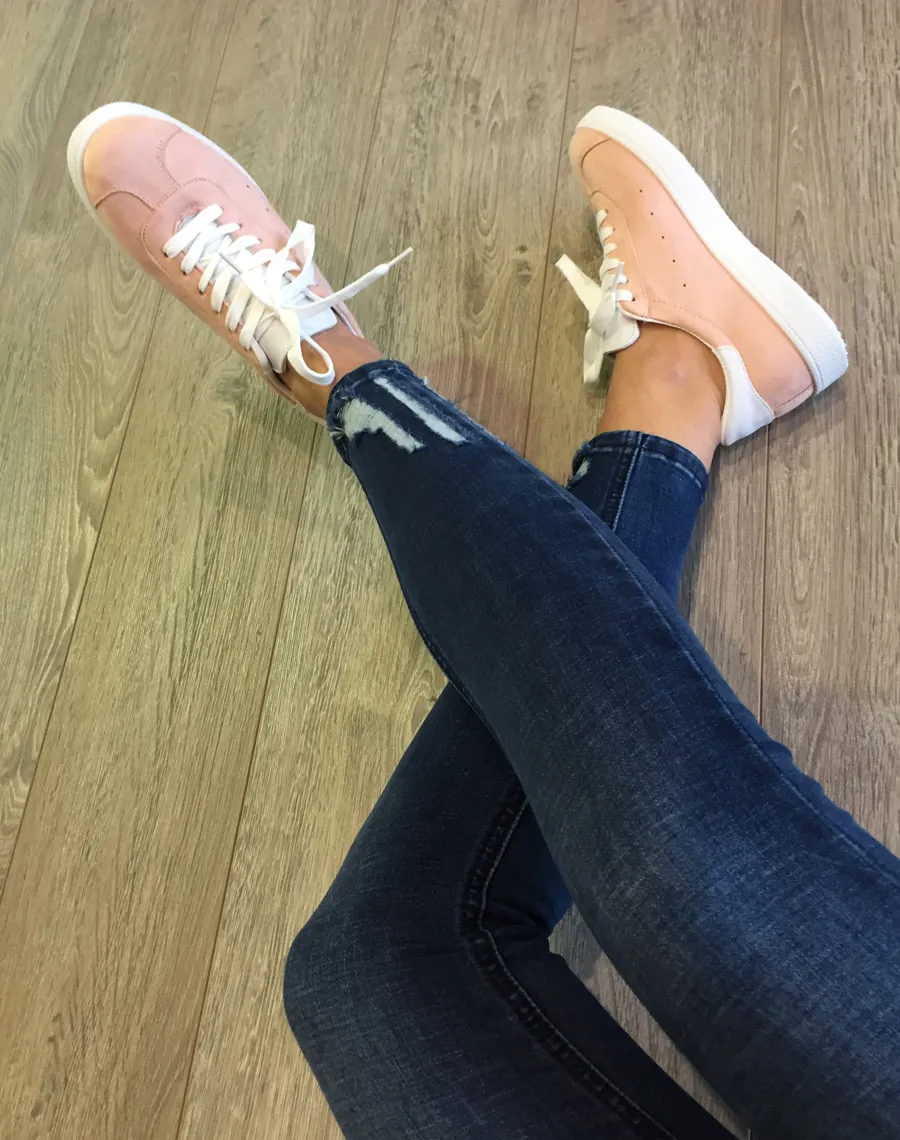 Sneakers en suédine rose pale 