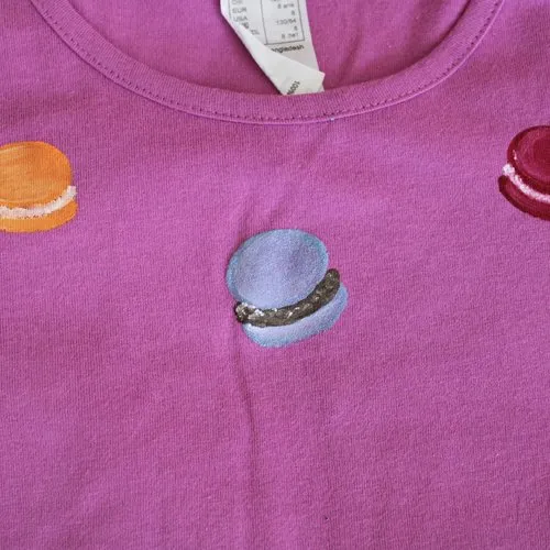 Tee shirt enfant fuchsia peint à la main quirlande de macarons 8 ans