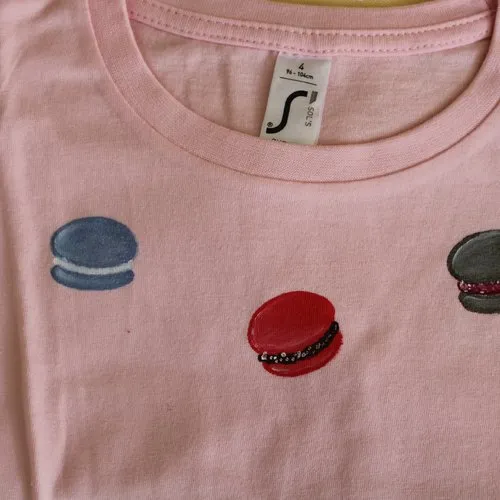 Tee shirt enfant rose peint à la main quirlande de macarons 4 ans