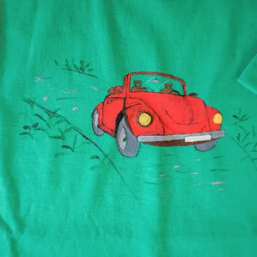 Tee shirt enfant vert feuille peint à la main voiture rouge  7/8 ans